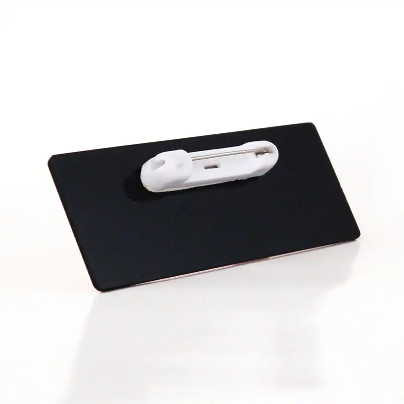 Gafete premium acabado blanco personalizado — muestra 26