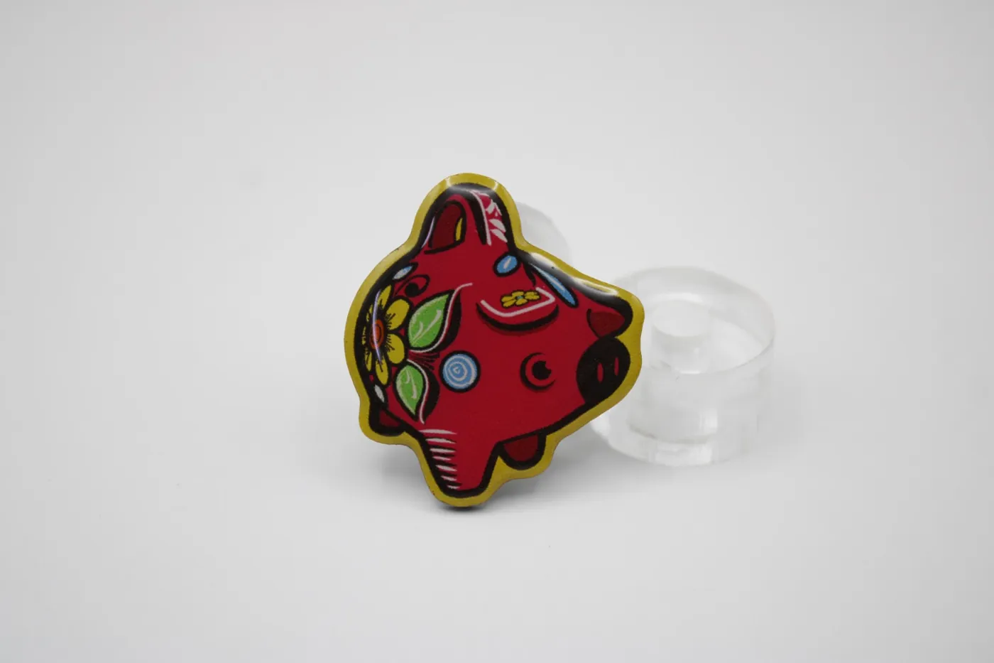 Pin a full color con figura troquelada y broche de mariposa