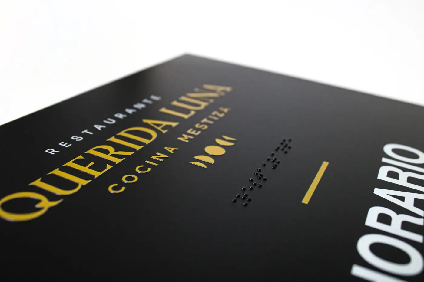 Placas de habitación con Braille para el hotel Voco