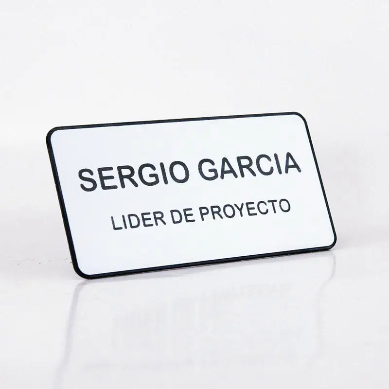 Gafete premium acabado blanco personalizado — muestra 4