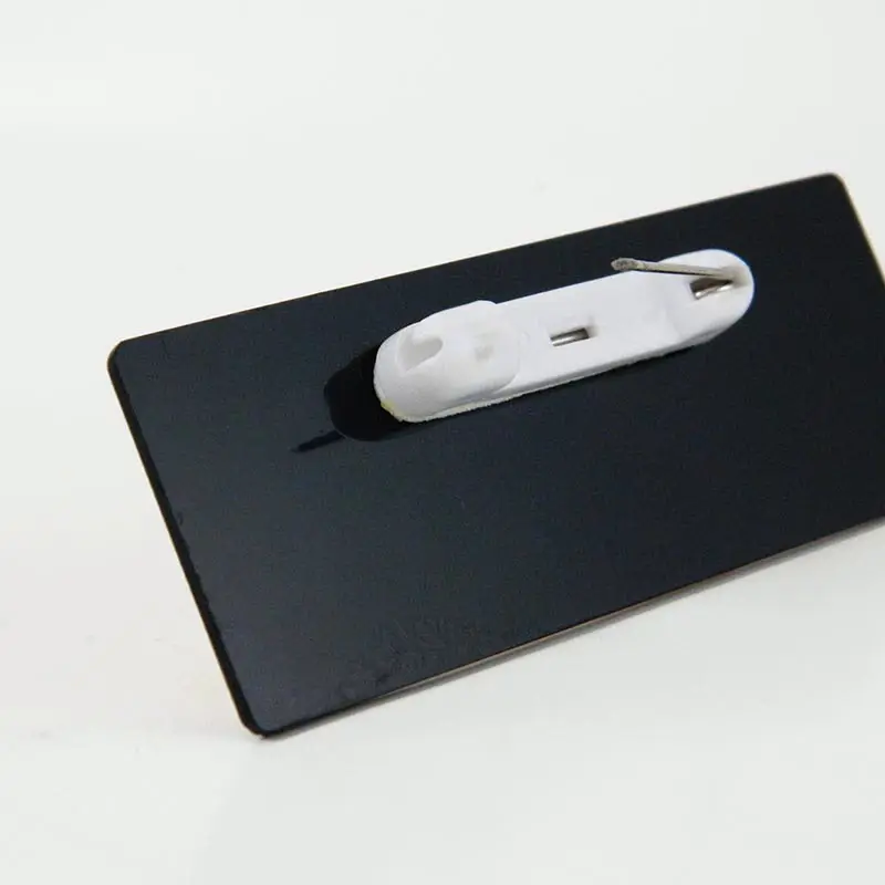 Gafete premium acabado blanco personalizado — muestra 25