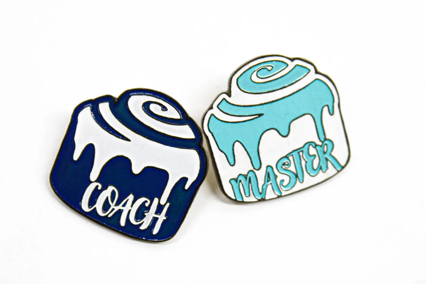 Par de pines a full color con relieve para los programas Coach y MT Master