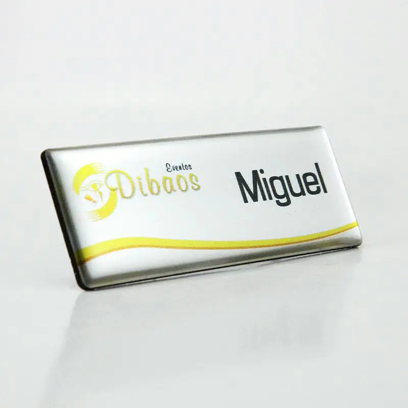 Gafete premium acabado plata personalizado — muestra 63