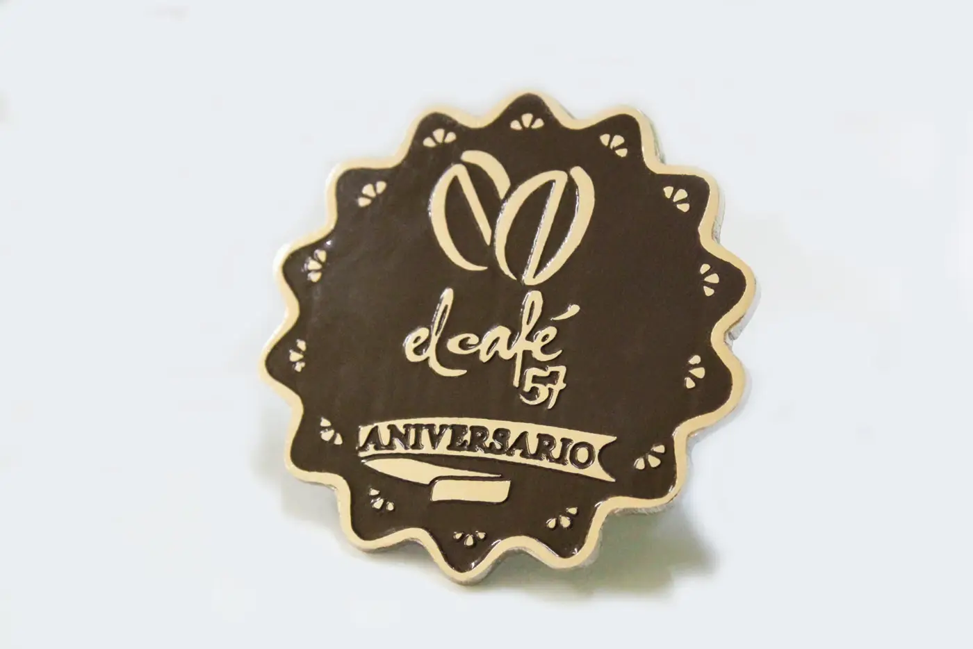 Pines metálicos personalizados para El Café
