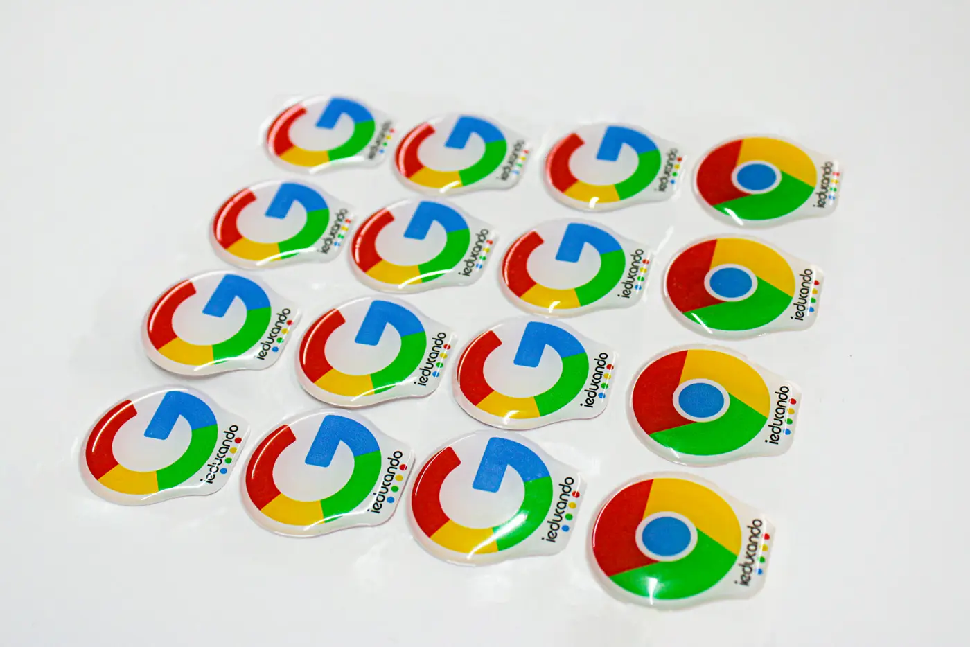 Etiquetas con gota de resina a full color fabricadas para Google