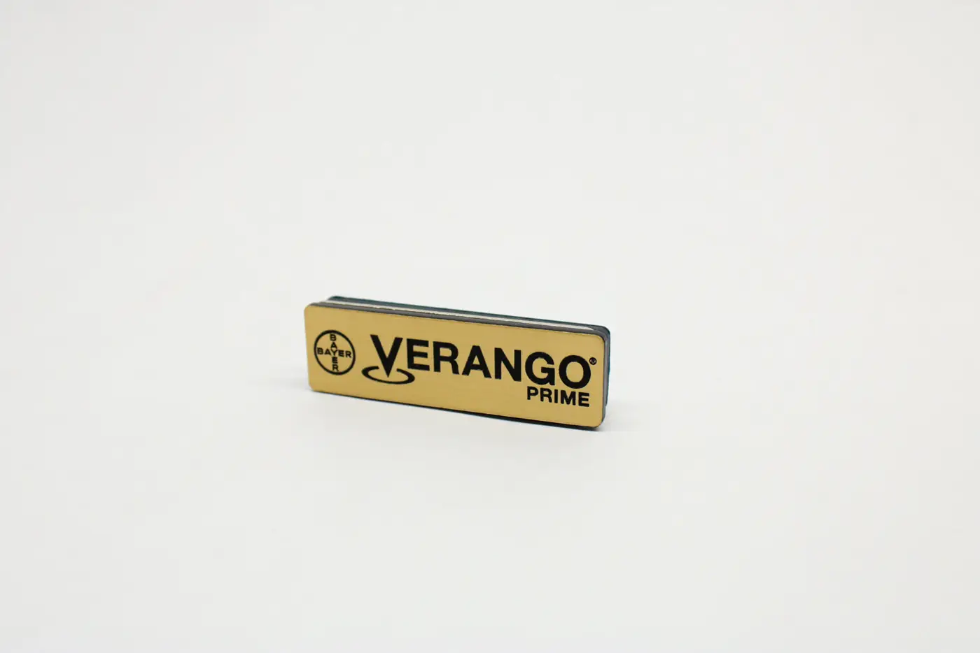Gafete especiale acabado dorado para Verango