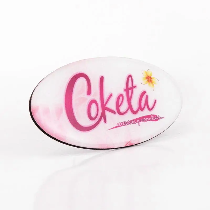 Gafete premium acabado blanco personalizado — muestra 6