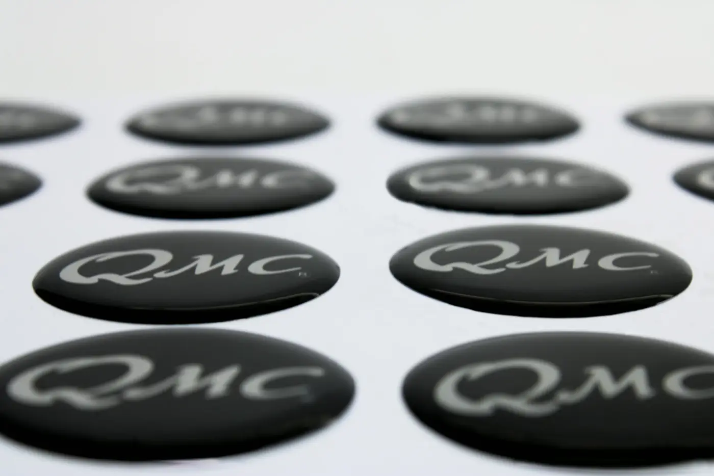 Etiquetas con gota de resina para QMC
