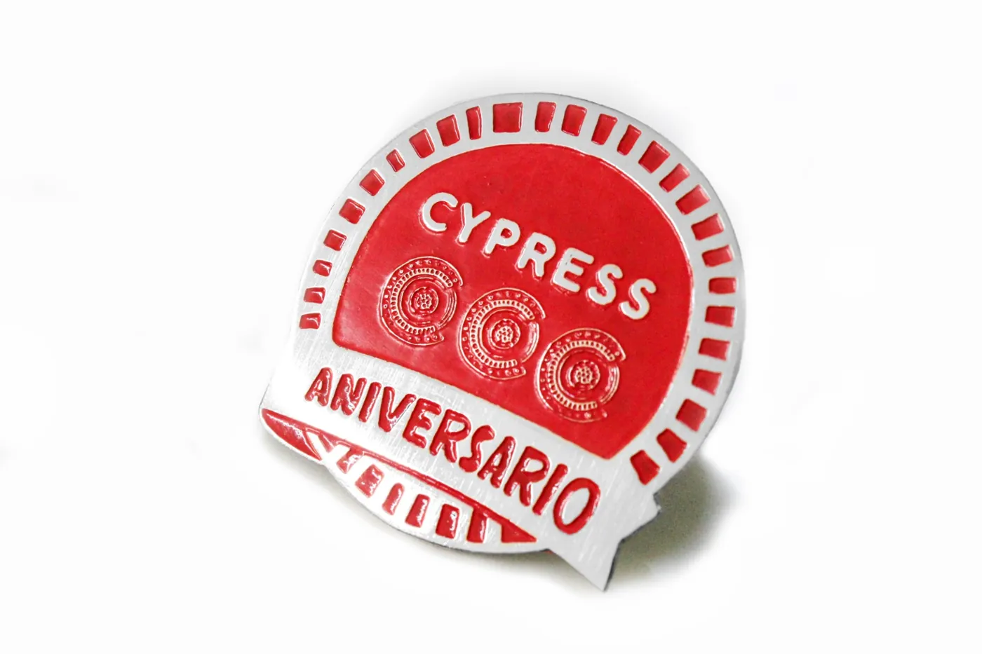 Pin de aniversario en rojo y blanco con troquel sobre diseño para Cypress