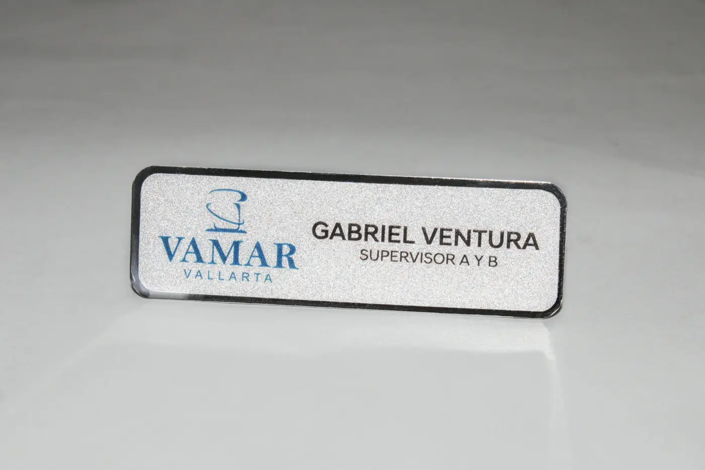 Gafete especiale acabado plata para Vamar