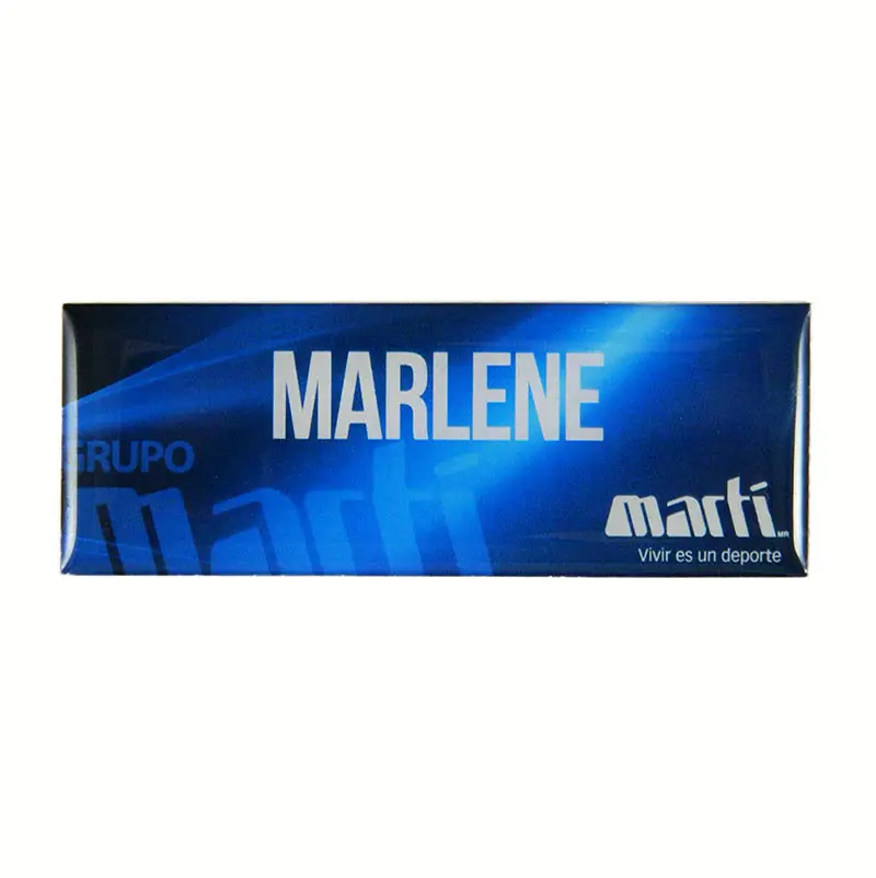 Gafete premium acabado blanco personalizado — muestra 8