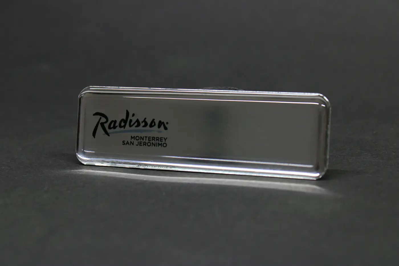 Gafete premium acabado plata para Radisson