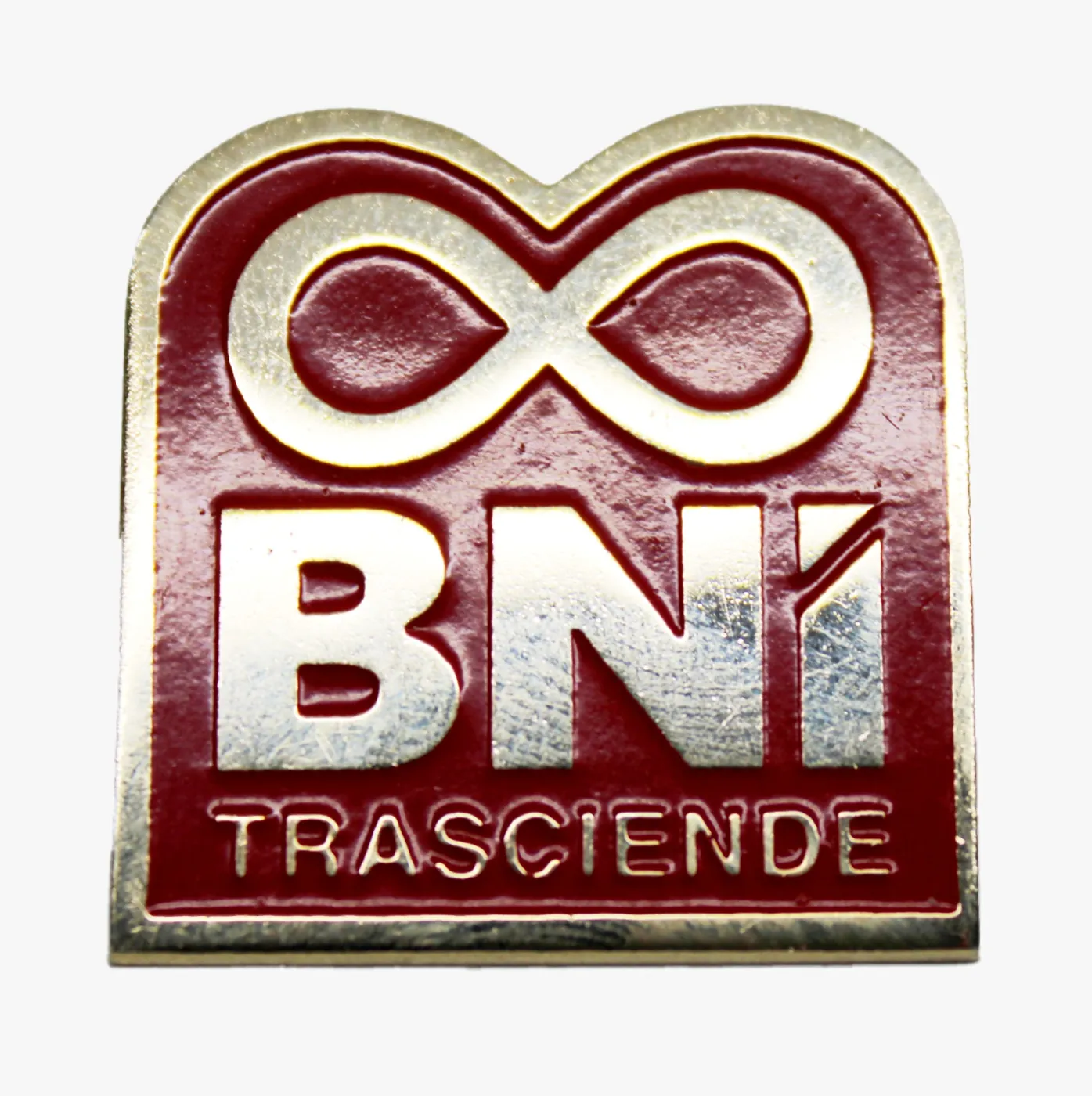 Pin rojo con logotipo BNI en alto relieve y bordes plateados