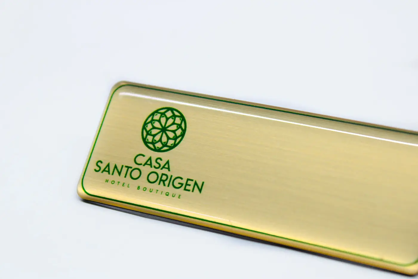 Gafete premium acabado dorado para Casa Santo Origen