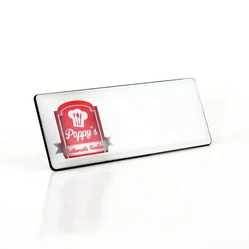 Gafete premium acabado blanco personalizado — muestra 3