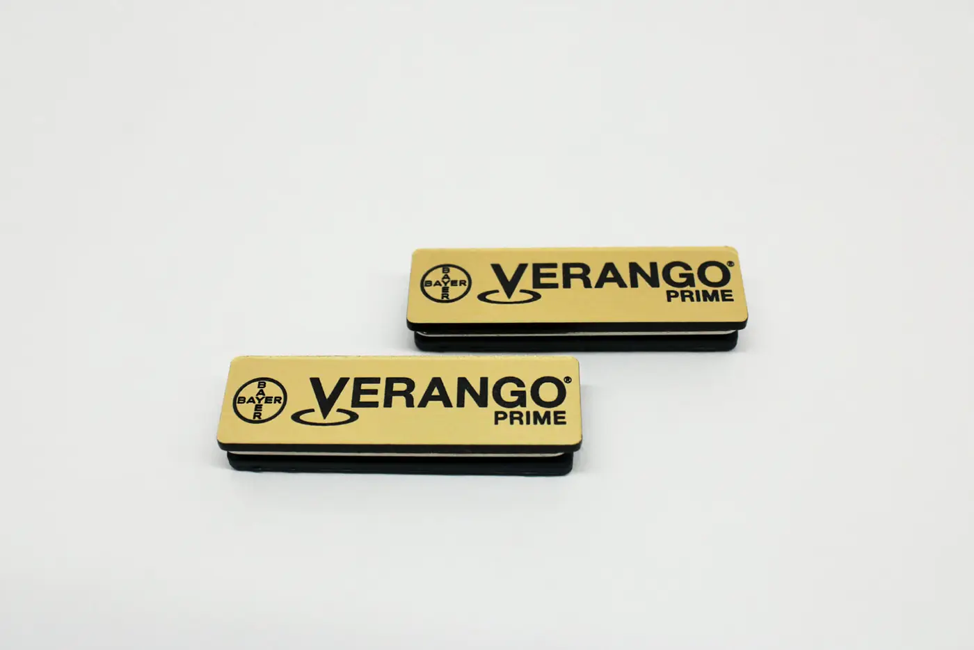 Gafete especiale acabado dorado para Verango